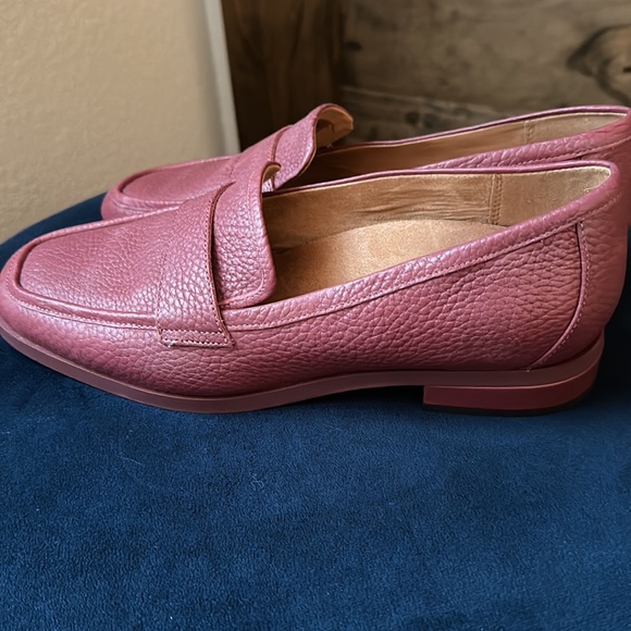 Vionic Loafer - Picture 4 of 8